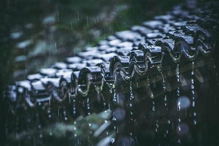 早就看过迁坟的曰子,可到了那天下雨了,怎么办呢？