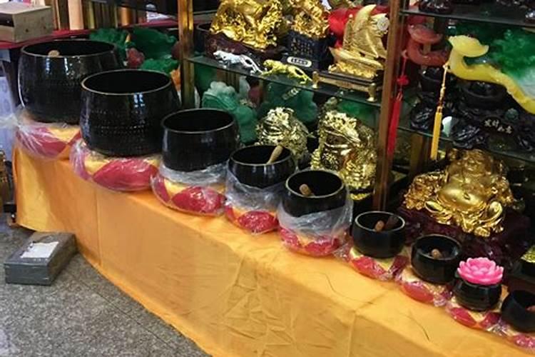 那些摆摊看相的准不准？今天一个老头上门看相就让他看了一下