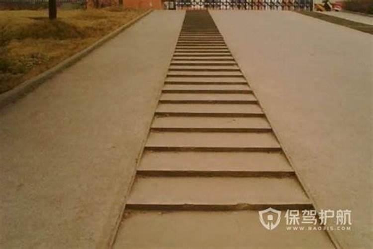 为什么入户大堂有步梯