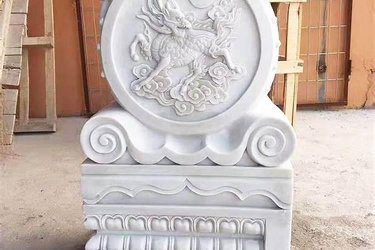 庙外门左右柱上放圆石好吗