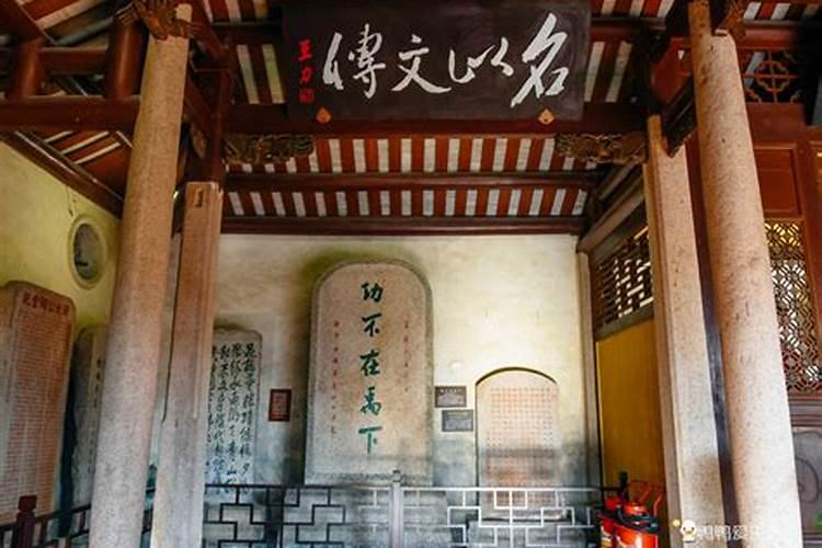 客厅窗外正中对着旗杆及国旗好吗？