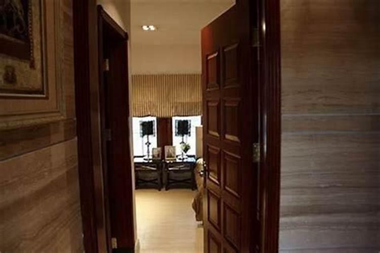 如果办公桌靠近门摆放,人不能背门而坐？