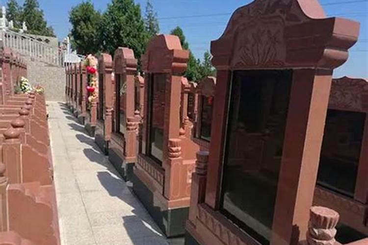 关于墓地周边有寺庙的说法？墓地旁边就是寺庙风水好吗？