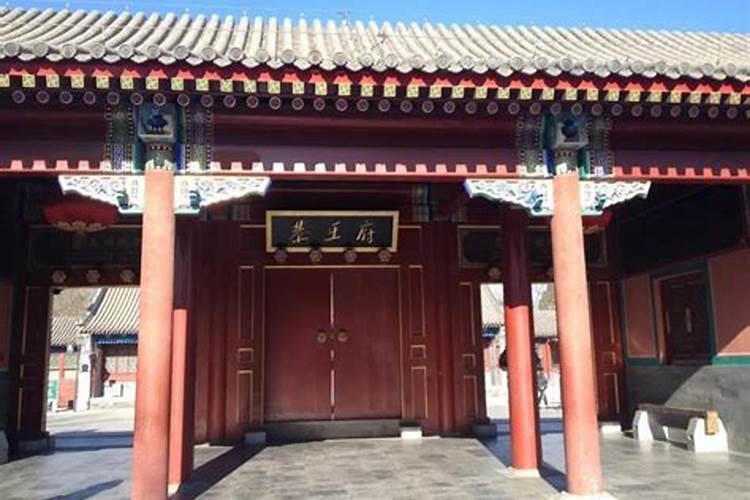 红色的大门代表什么