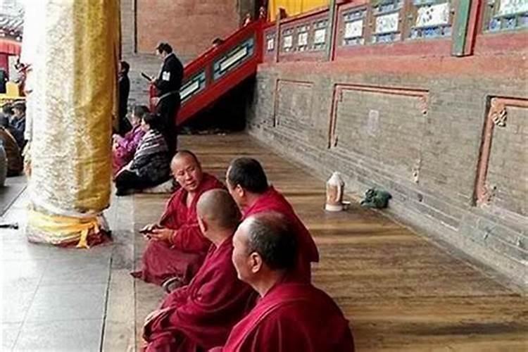 请问出家的僧人给人算命看风水,如法吗？