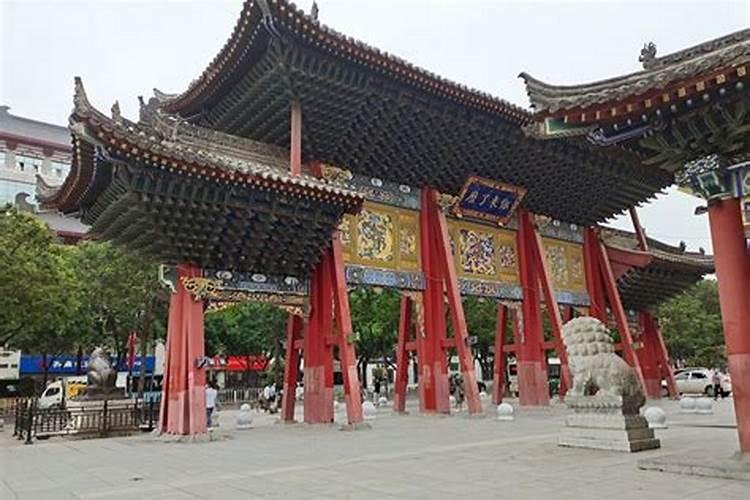 围墙门口可不可以把风景黄蜡石？