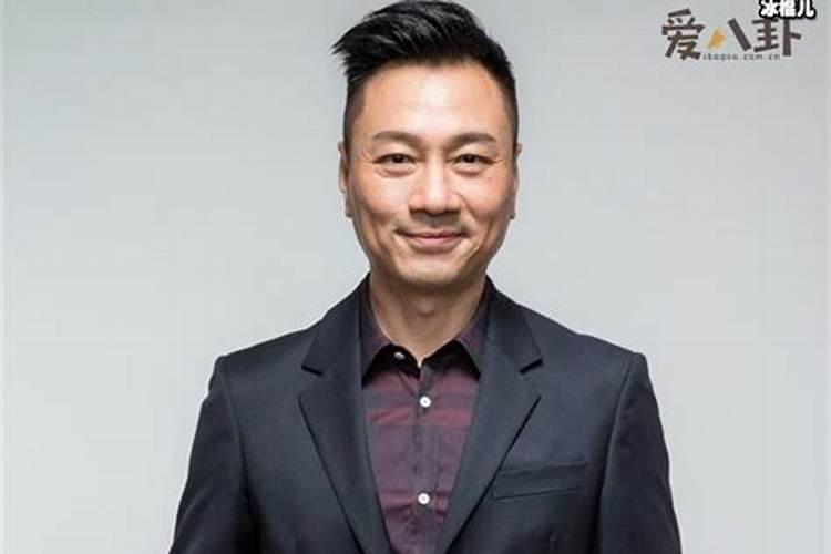 求一部香港僵尸电影的名字!讲两个师傅(貌似一男一女)是死对头,徒弟又互...