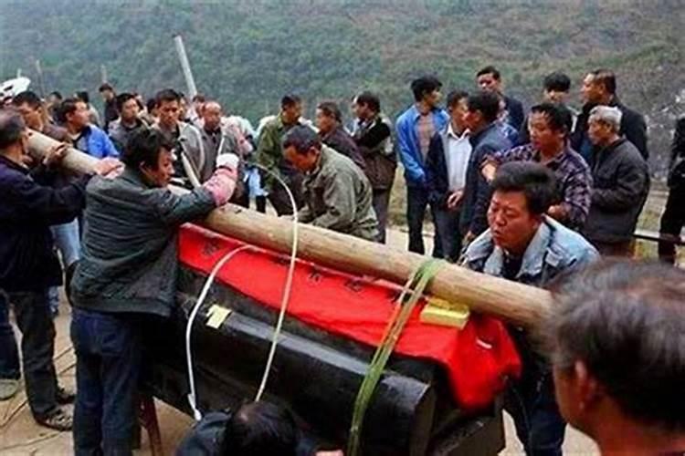 我家房子在农村,坐西朝东,庭院大门只能朝北,怎样处理？