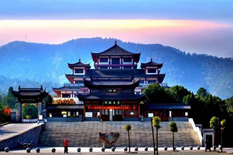 中国帝王陵墓的发展特点？