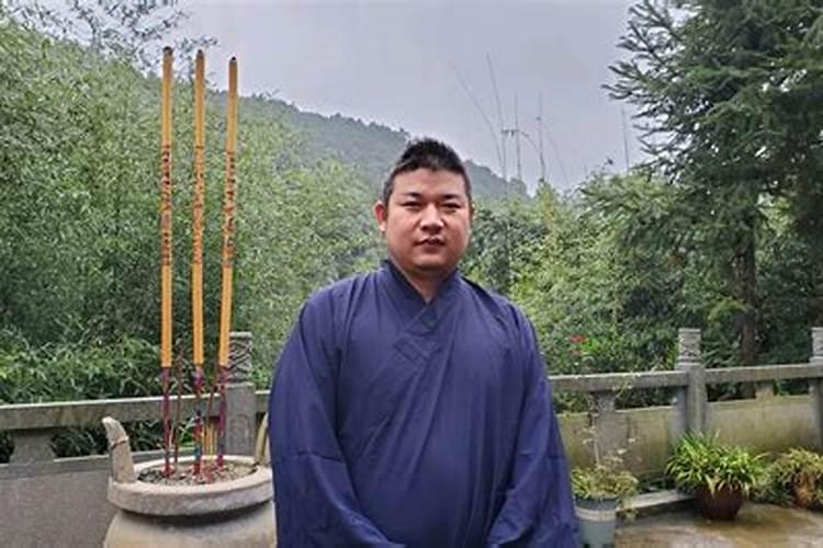 商场店铺门口对着电梯的风水问题