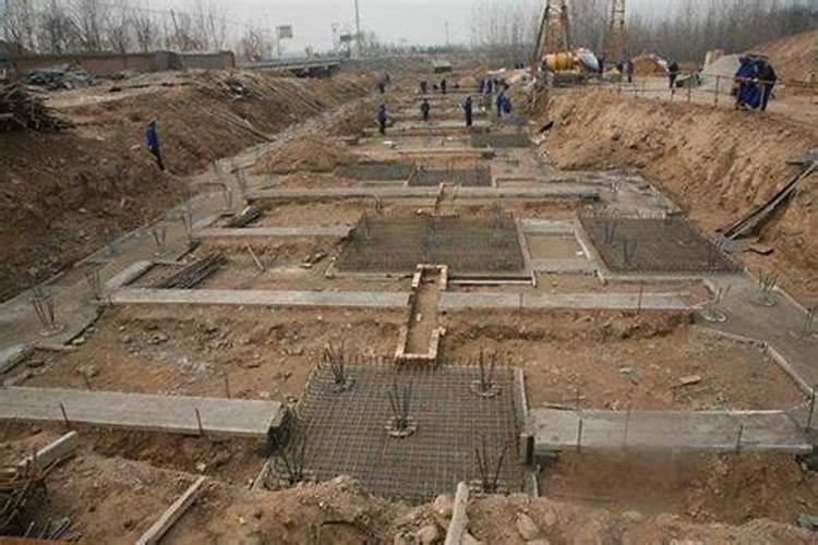 左右邻居一起打地基都建三层半而我建二层半风水有影响吗？