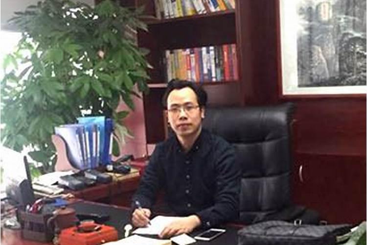 老人去世后要找人看应该埋在哪里,那人是做什么的？