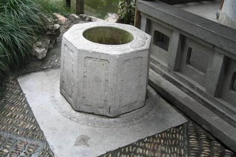 水井在坟地哪个位置好？