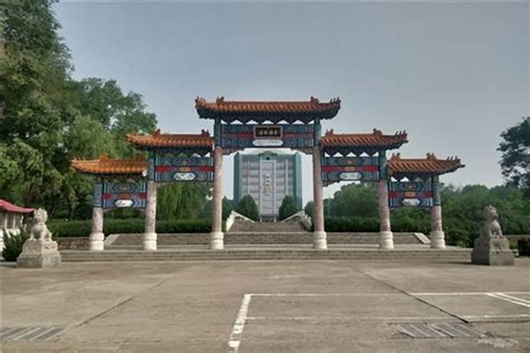 请各位大师看看这个别墅小区风水,南面隔条路是养老院后面隔条路是小学...