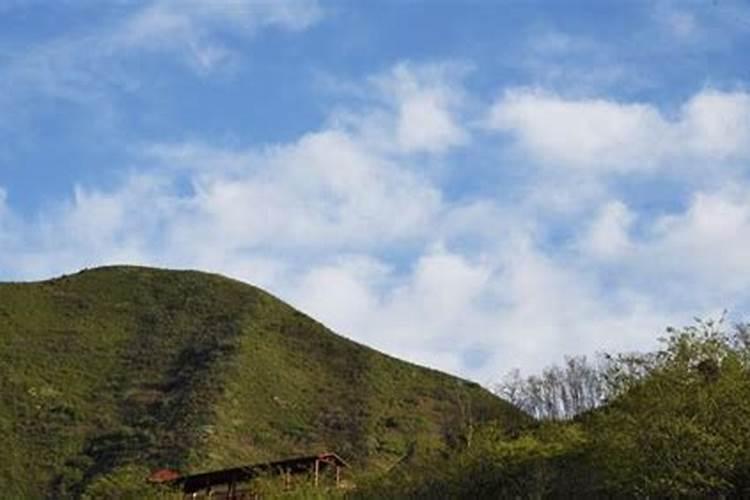 房子前面是座山有1000多米,还有西南方是墓地,这样的房子好嘛？