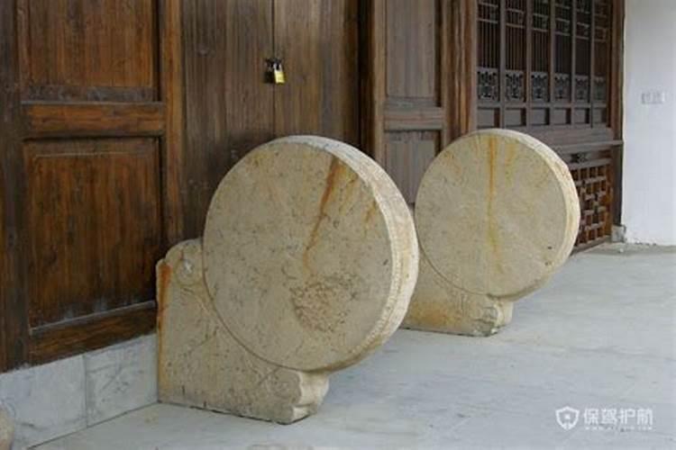 大门朝向西南方向放什么石雕好？