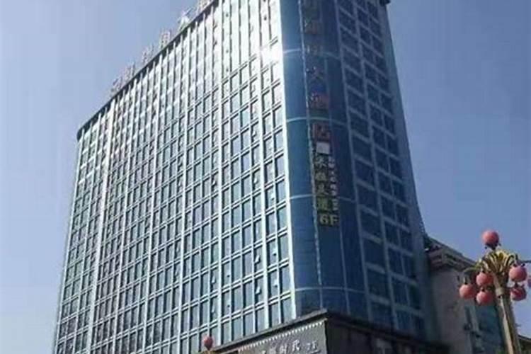 高中,元旦晚会我们寝室(八个人)想演个小品。谁能帮忙给弄个剧本。急急...