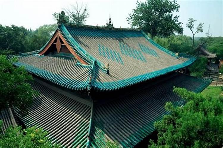 古代结婚为什么要在洞房屋顶上放砖？