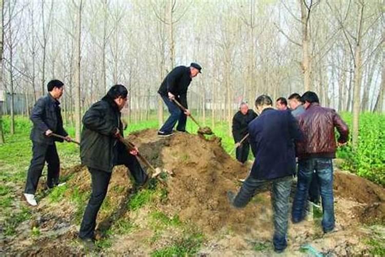 我公公去世才几个月,请的风水先生说埋的坟不好,问有哪位大师可以回答一...