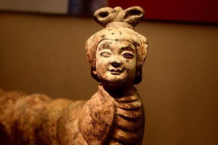 墓地未下葬前我见过只老鹰在左边,过了几天又见蛤蟆在墓里,过了几个月...