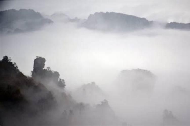 建筑文化课中道家风水中所谓的好风水的基本格局是什么？