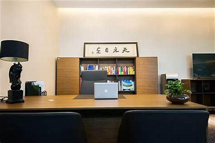 四人办公室哪个人位置风水好