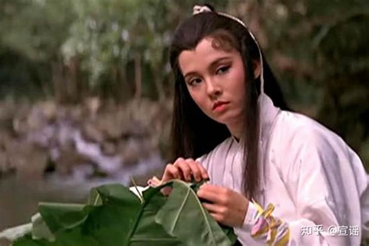 小龙女,从小父母离婚,在14岁被义父捧红,那义父会是谁呢？
