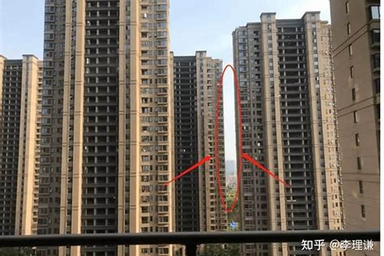 对面新建大楼的墙角刚好对着我家的房间,对风水有无影响？？