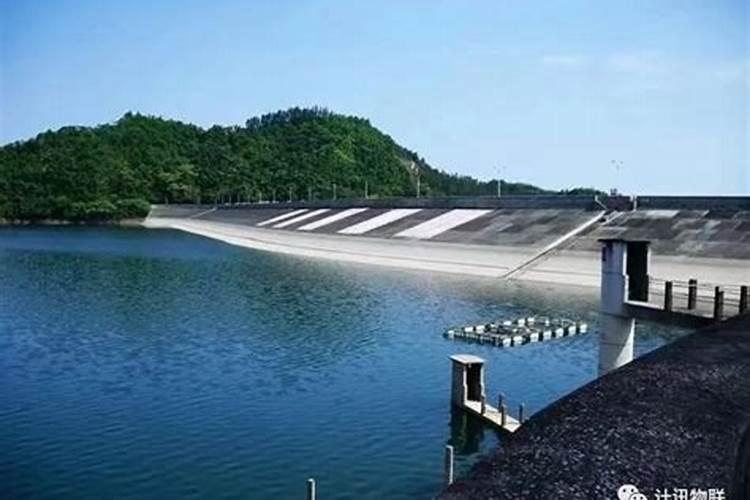 背靠水库大坝建基地的风水分析