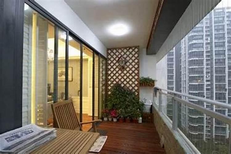 入户大门正对阳台窗户,但阳台装了玻璃窗,进阳台处又装了玻璃推拉门。