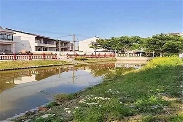 房子后面有一条半圆形包围起来房子河风水可以吗？