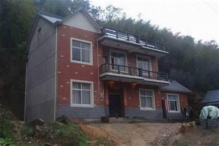 请问风水大师自己冢房子的前面别人家的房子的地面高过自已家的地面怎么。