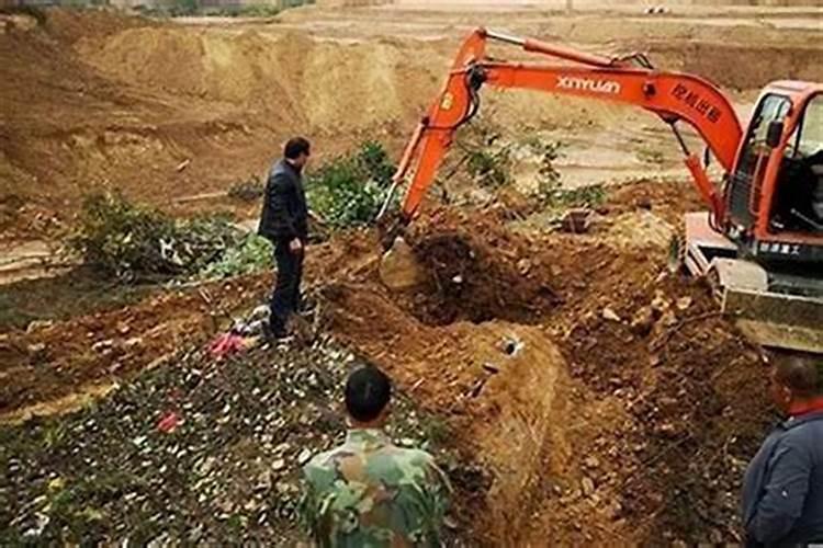 迁坟风水师怎么挖土？