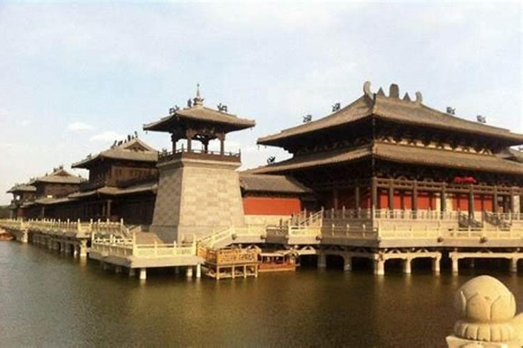 中国建筑文化中,建筑朝向、空间布局、居住选址和风水有关系吗？