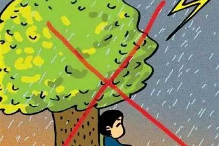 下雨打雷时可以在屋檐下躲雨吗？