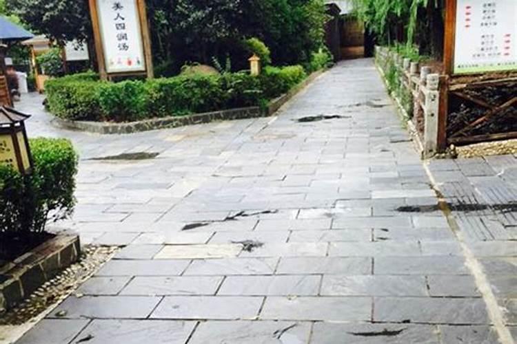 为什么墓地放青石？