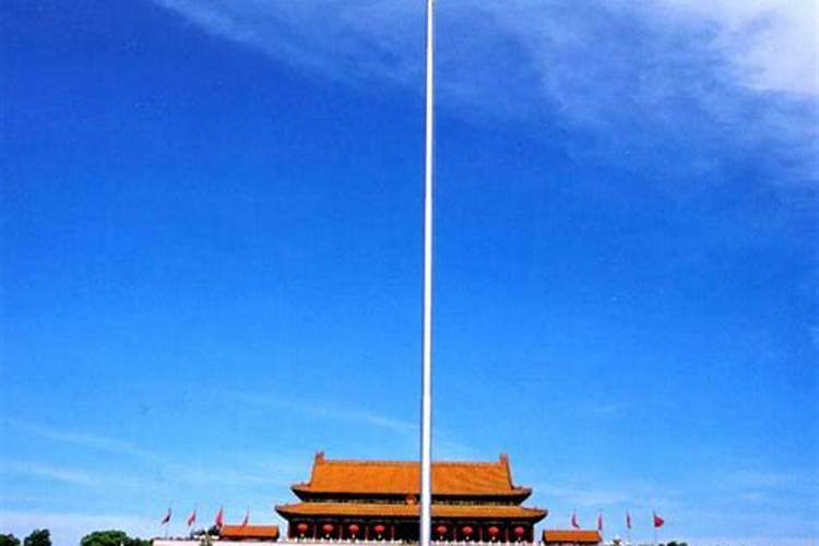 客厅窗外正中对着旗杆及国旗好吗？