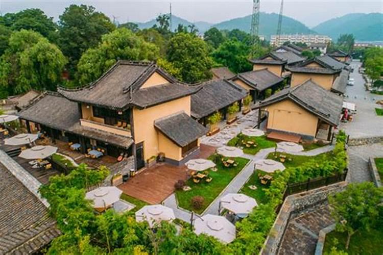 各位大师你们好,有一个民宿旅游项目,在这个地块选址,风水上怎么说？