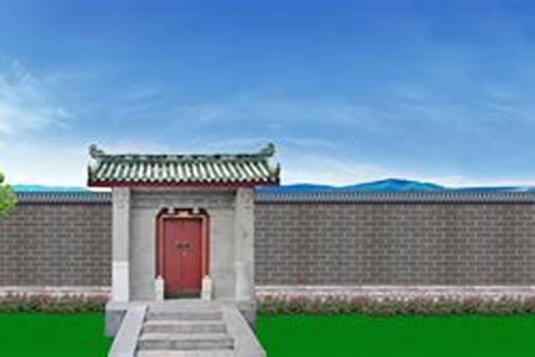 院子大门朝南偏西,家里是开民宿做生意的,在风水角度看,门外种植爬藤月。