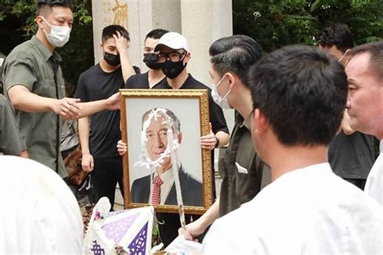 赌王何鸿燊正式下葬,何猷君四兄弟神情哀伤,为何赌王去世一年才下葬呢。？