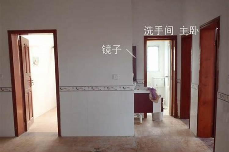 巴台装在门口正中间好不好？