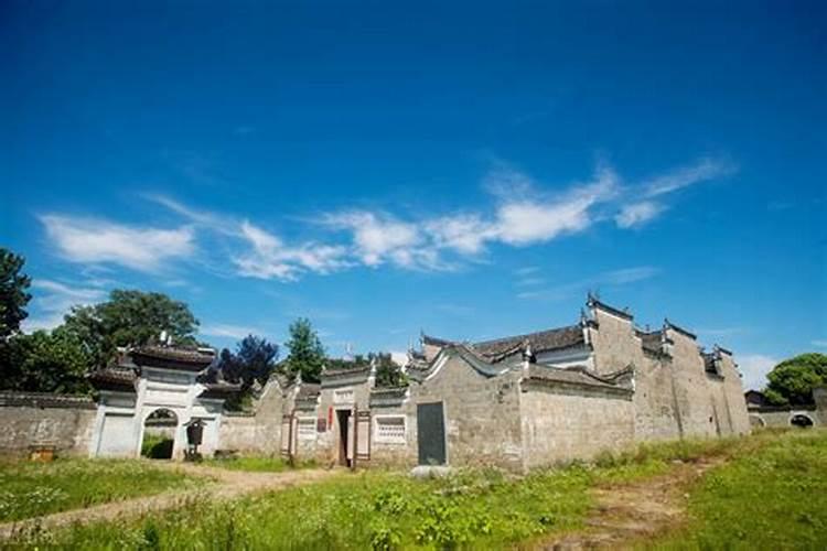 我家房后隔一条村道有一个宗族墓地,最近修建了三面围墙,南侧敞开正对。