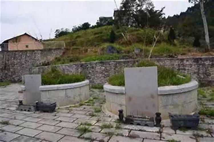 夫妻死后墓地分开影响后代风水吗？