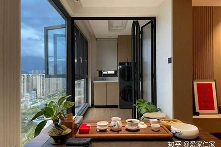 邻居封阳台超出我家阳台,从风水上说对我家有影响吗？