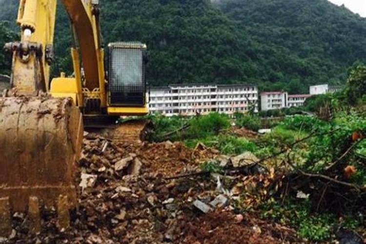 各位大师,本人想租一块荒地来开农庄餐厅,但是后山有几座坟请问风水来。？