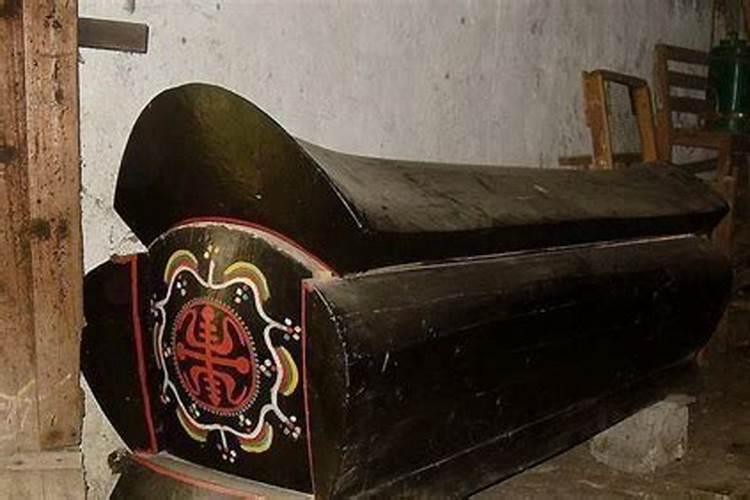 埋死人的时候为什么要在棺材旁边放一罐糯米酒？