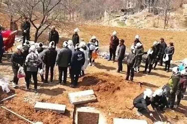老话“凹坑葬坟,少了拜孝人”,暗藏了古人怎样的智慧？