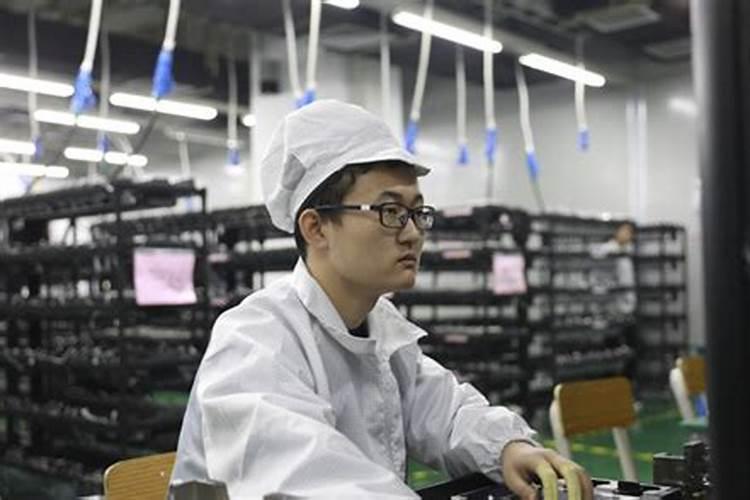 听说富士康后来请了个姓柳的风水师调过厂区大门后再没跳楼了,好像是从。