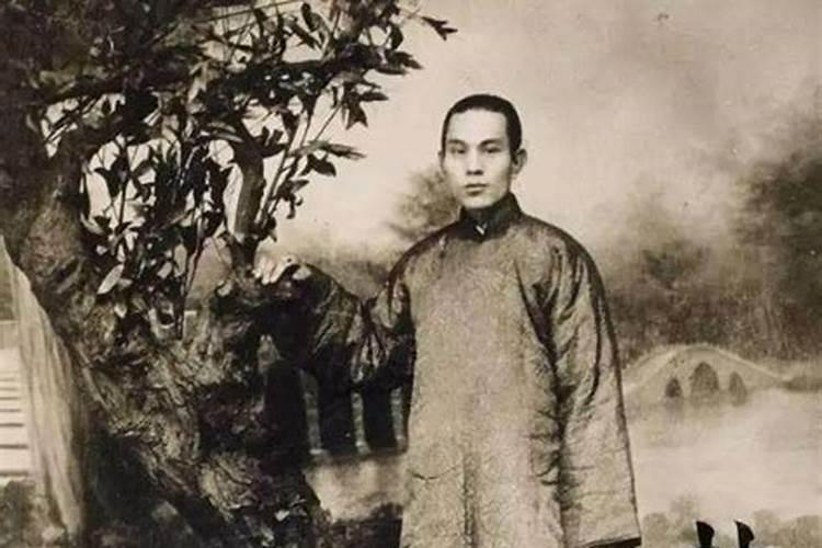 杜月笙在上海滩时,去世后陵园的牌坊为啥被拆除了？