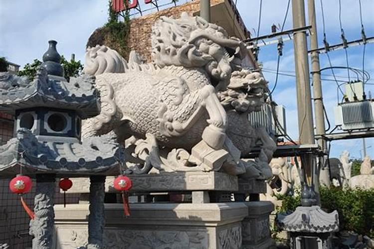 别墅的大门口放狮子、麒麟、貔貅,那个好说明理由哈,还有大门对对面的大。